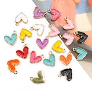 Flat lay di ciondoli colorati in lega a forma di cuore per gioielli fai-da-te