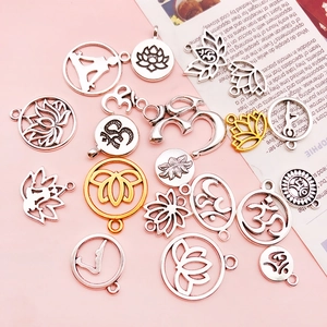 Yoga bedeltjes in goud en zilver met lotus- en Om-symbolen voor DIY-sieradenprojecten