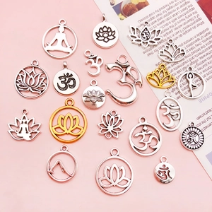 Macro-opname van antieke zilveren yoga-hangers met lotus- en mandala-ontwerpen