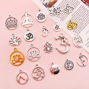 Detail van antieke zilveren yoga hangers met lotus en Om-symbolen voor DIY-sieraden maken