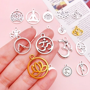 Yoga bedels set met lotus en Om symbolen voor DIY sieraden maken in goud en zilver finish