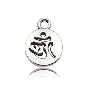Detailopname van een zilveren Om-symbool hanger voor DIY yoga sieraden maken projecten