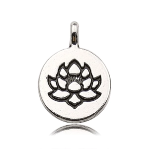 Macro-detail van zilveren lotus hanger met gepolijste afwerking voor het maken van sieraden
