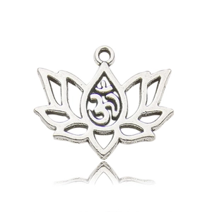 Gedetailleerde close-up van zilveren lotus Om hanger voor DIY sieraden maken met reflectie