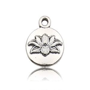 Gedetailleerd zicht op de zilveren lotus hanger met reliëfstructuur voor DIY sieraden