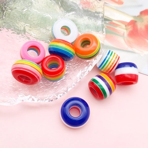 Detailansicht bunter Regenbogen-Resinperlen mit großen Löchern für DIY-Schmuckdesign