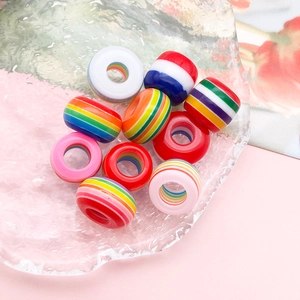 Bunte Regenbogen-Resinperlen mit großem Loch für DIY-Schmuck auf Glastablett