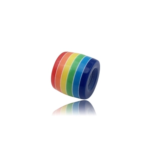 Detailansicht der Regenbogen-Harzperle mit großem Loch für DIY-Schmuckherstellung