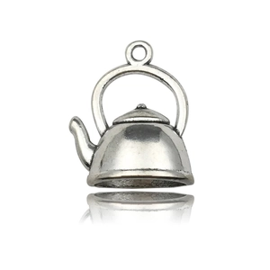 Gros plan du pendentif théière vintage en alliage argenté avec finition rustique