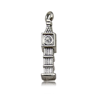 Gedetailleerde macro-opname van een zilveren Big Ben hanger voor DIY-sieraden