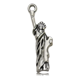 Detailweergave van het metalen Vrijheidsbeeld hangertje met vintage afwerking