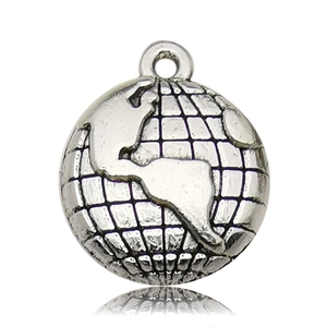 Macro-detail van de zilveren metalen globe-hanger met continenten en meridianen