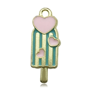 Macro del ciondolo a cono gelato con smalto verde acqua e dettaglio cuore rosa