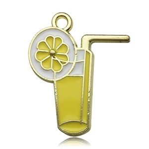 Dettaglio macro del ciondolo a bicchiere da cocktail smaltato con fetta di limone per gioielli