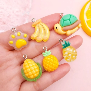 Bunte gelbe Harzanhänger inklusive Ananas, Mais und Schildkröte für DIY-Schmuckherstellung