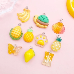 Detailset mit 10 gelben Harzanhängern mit Früchten und Tieren für DIY-Schmuckherstellung