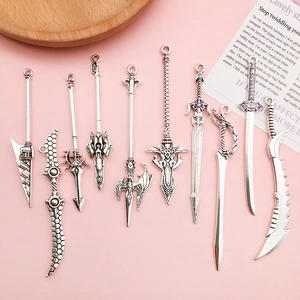 Lot de 9 breloques d'épées et armes vintage en alliage argenté pour bijoux DIY
