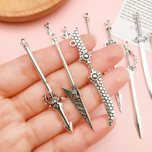 Lot de pendentifs d'armes fantastiques vintage en alliage argenté pour la création de bijoux