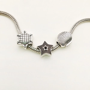 Bracelet chaîne serpent argenté avec breloques tournesol, étoile de mer et coquillage