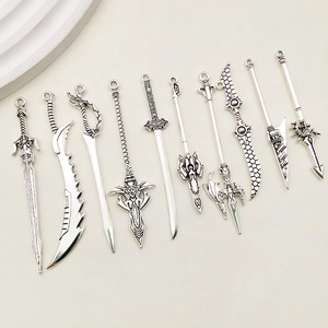 Lot de 9 breloques d'armes fantastiques en alliage argenté pour la création de bijoux