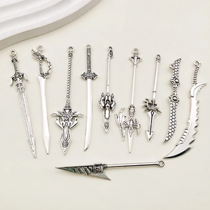 Détail macro du lot de 10 pendentifs épées et dagues fantaisie en alliage argenté antique