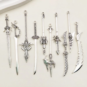 Pendentifs d'Armes en Alliage d'Argent Antique Style Gothique Vintage Forme d'Épée Poignard Lance pour Pendentifs d'Artisanat DIY