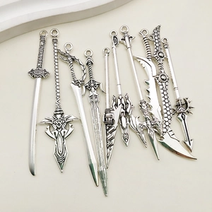 Lot de dix pendentifs miniatures en alliage d'argent antique en forme d'épées pour le bricolage