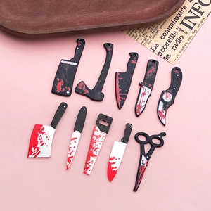 Lot de breloques d'Halloween en acrylique avec couteaux sanglants, haches et ciseaux sur fond rose