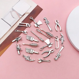 Makroaufnahme von Vintage-Werkzeuganhängern aus Silberlegierung für DIY-Schmuck