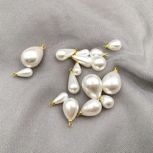 Verschiedene Tropfenperlen-Anhänger mit goldenen Metallösen für DIY-Schmuckherstellung