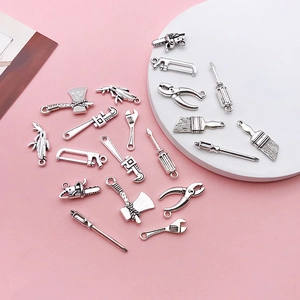 Detailansicht der Werkzeuganhänger aus Legierung mit Mini-Sägen und Beilen für DIY