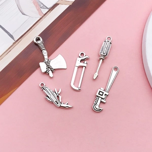 Nahaufnahme von Werkzeug-Anhängern aus Silberlegierung für DIY-Schmuck und Schlüsselanhänger