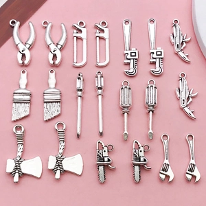 Vintage Miniatur Werkzeug Legierung Charms Antik Silber Finish Axt Schlüssel Zange Schraubendreher Säge DIY Schmuckherstellung Zubehör
