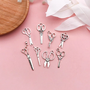 Makroaufnahme von 8 Vintage-Scherenanhängern aus Altsilber für DIY-Schmuckherstellung