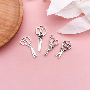 Detailansicht von vier Vintage-Scherenanhängern aus Altsilber für DIY-Schmuckherstellung
