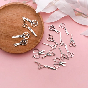 Detailansicht verschiedener Vintage-Scherenanhänger aus Silberlegierung für DIY-Schmuck
