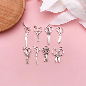 Makroansicht von acht Vintage-Nähscheren-Anhängern aus Legierung für DIY-Schmuck
