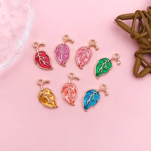 Set mit sieben bunten Blattanhängern in Roségold-Optik für DIY-Schmuckherstellung