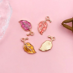 Nahaufnahme bunter Blatt-Anhänger mit Vergoldung und feiner Textur für DIY-Schmuck