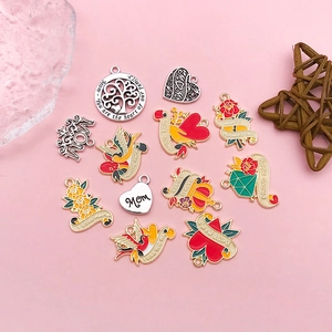Emaillierte Muttertags-Anhänger mit Herzen und Blumen für DIY-Schmuckherstellung
