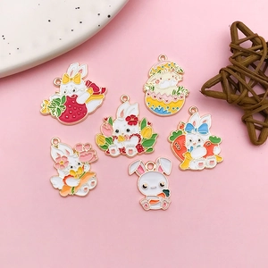 Détails de breloques lapin en alliage avec motifs de fraises et de tulipes sur fond rose