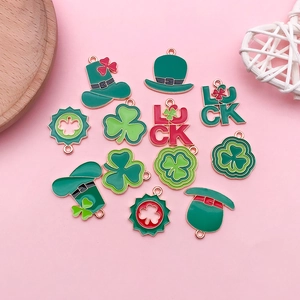 Dettagli dei ciondoli smaltati verdi per San Patrizio con cappello, trifoglio e pendente LUCK