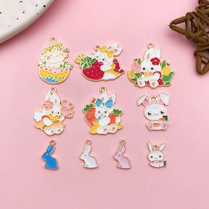 Détail de breloques lapin en émail pour porte-clés DIY avec divers designs mignons