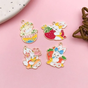 Détail de quatre breloques de lapin en émail DIY pour porte-clés et accessoires de mode