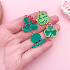Ciondoli a trifoglio e cappello verde per San Patrizio su una superficie rosa