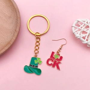 Set portachiavi a cilindro verde con trifoglio e orecchini Luck per San Patrizio