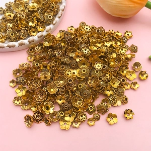 Détail macro de divers capuchons de perles dorés pour création de bijoux DIY