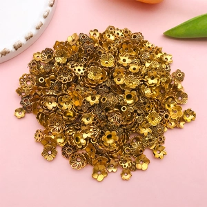 Détail de calottes de perles en fleur dorées pour bijoux DIY et accessoires de coiffure