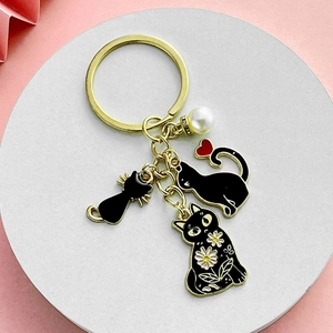 Porte-clés Chat Noir Dessin Animé Avec Perle Artificielle Marguerite Cœur Pendentifs Alliage Doré Émaillé Charme de Sac Cadeau