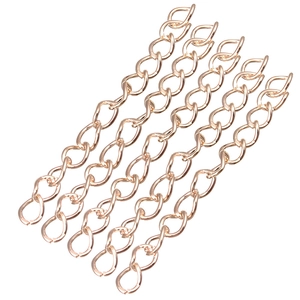 Detalle macro de cinco cadenas de extensión de oro rosa con eslabones de infinito DIY